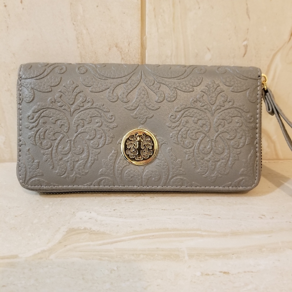 NWOT - Gray Textured Wristlet